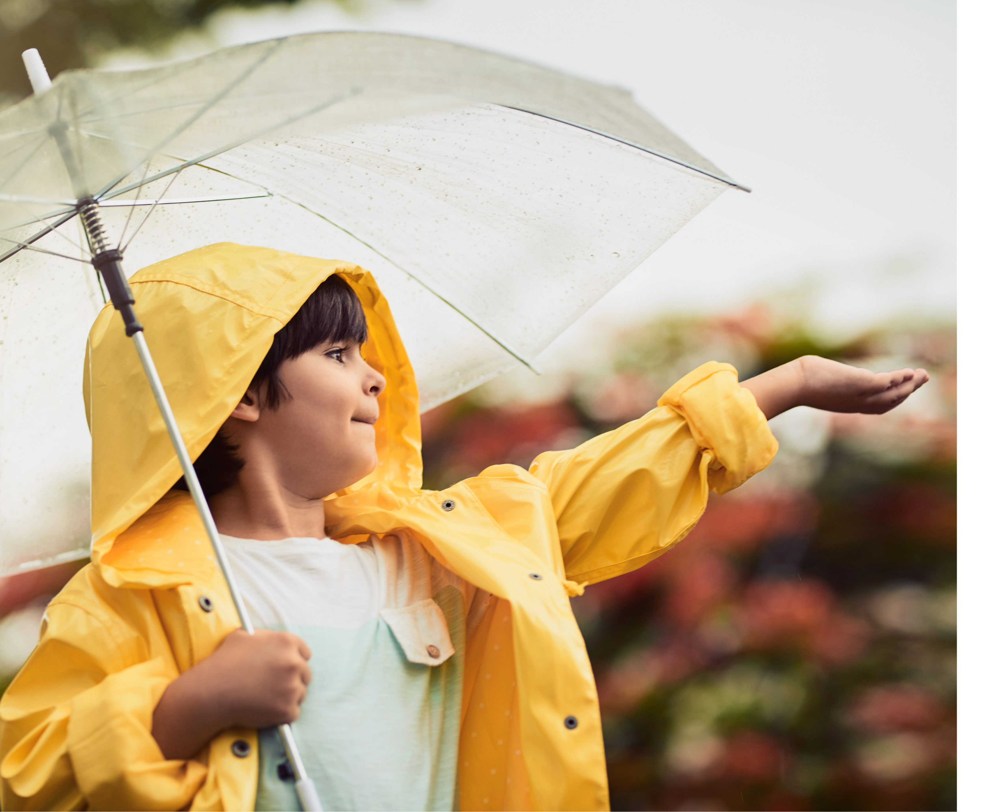 Image d'un garçon avec un parapluie et un manteau de pluie jaune